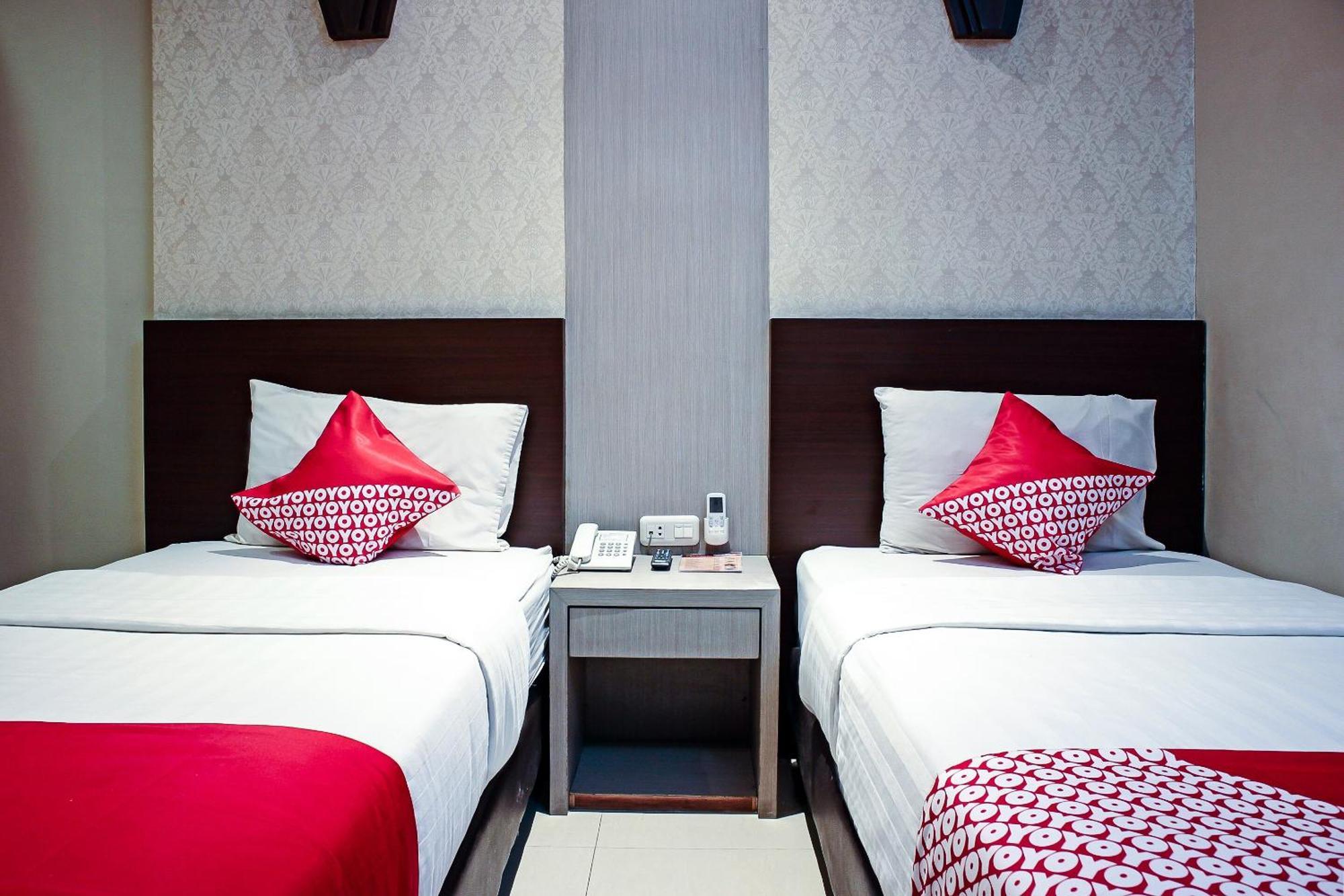 Oyo 1009 Hotel Bumi Malaya Медан Экстерьер фото