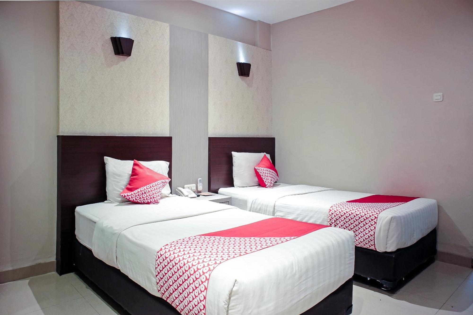 Oyo 1009 Hotel Bumi Malaya Медан Экстерьер фото