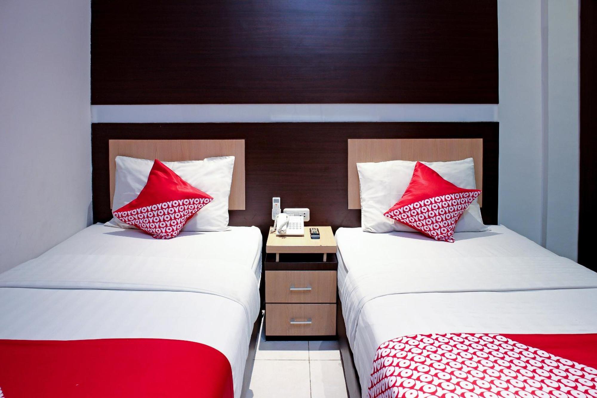 Oyo 1009 Hotel Bumi Malaya Медан Экстерьер фото