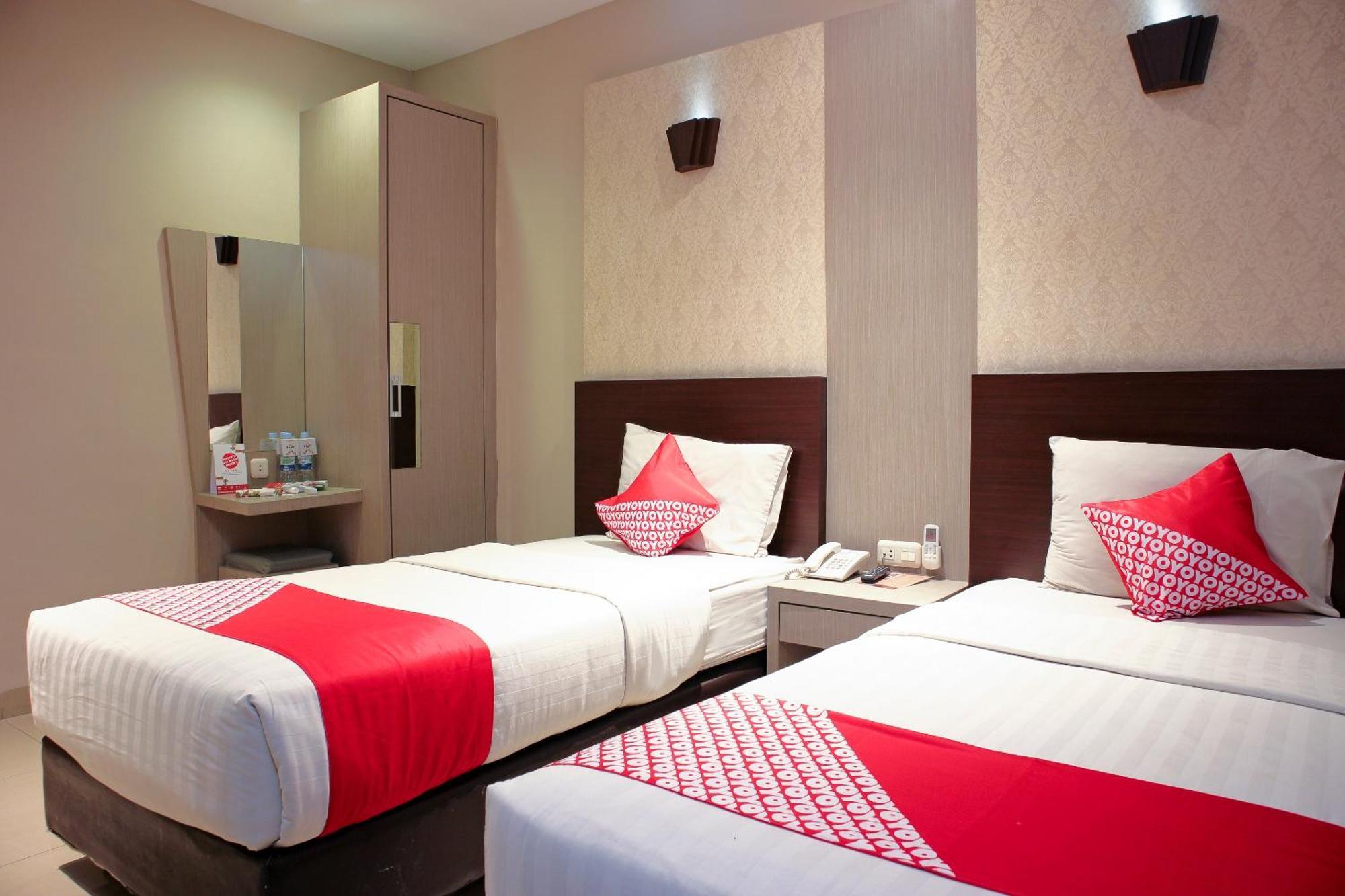 Oyo 1009 Hotel Bumi Malaya Медан Экстерьер фото