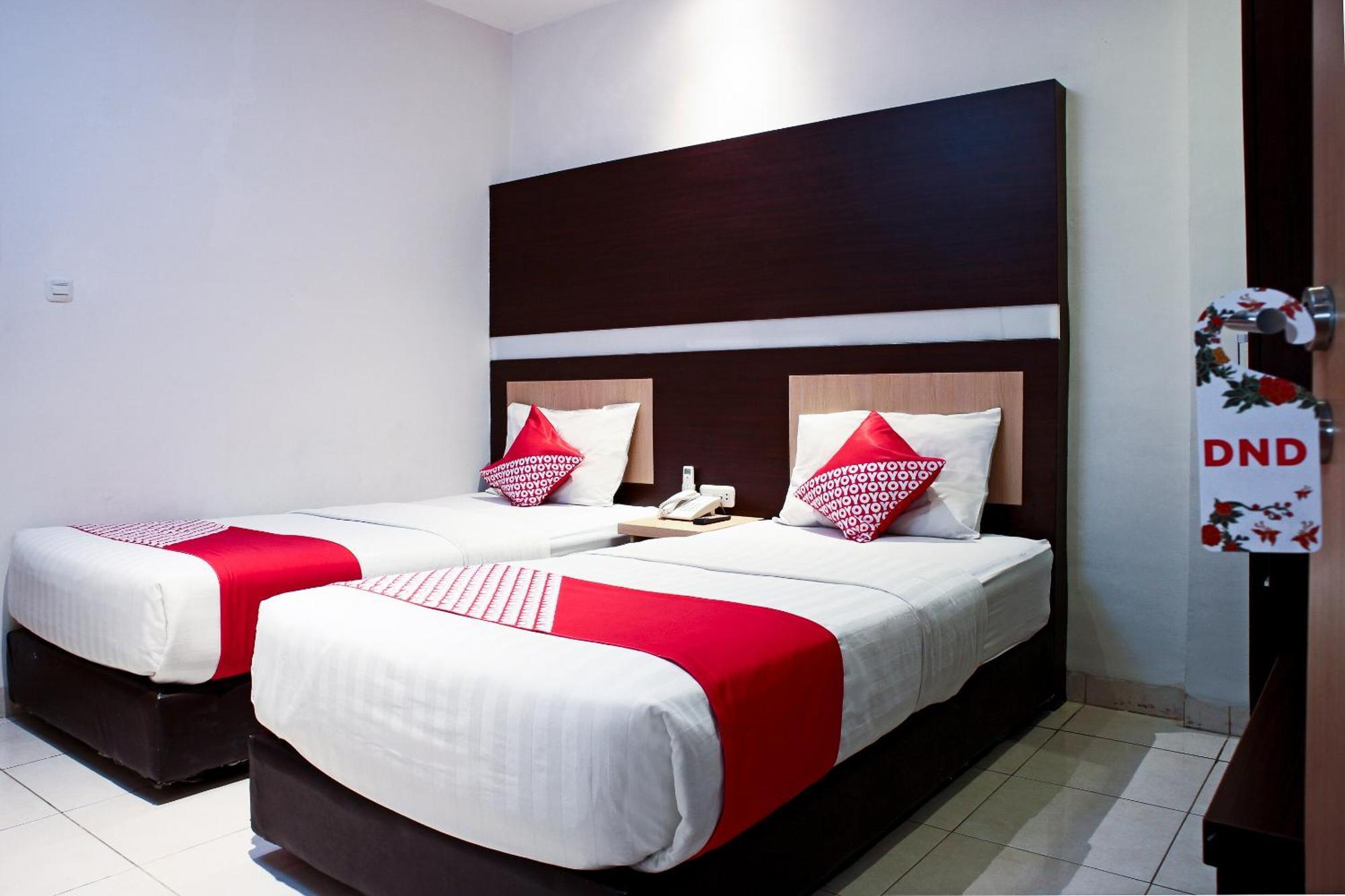 Oyo 1009 Hotel Bumi Malaya Медан Экстерьер фото